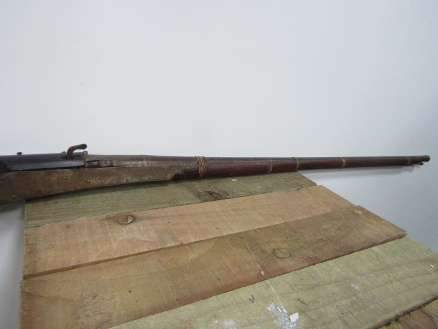 Antique 19th Century Matchlock Musket, with a 5 band barrel stamped 317 to the wooden butt overall - Bild 3 aus 6