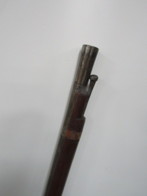 Antique 19th Century Matchlock Musket, with a 5 band barrel stamped 317 to the wooden butt overall - Bild 6 aus 6