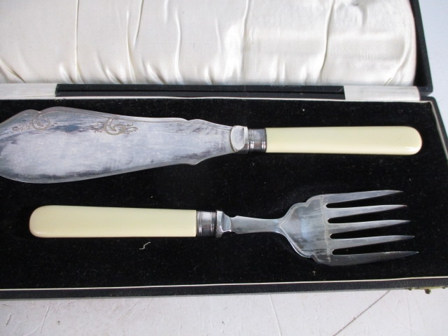 Pair of vintage cased fish server sets, one has mother of pearl handles. - Image 3 of 3