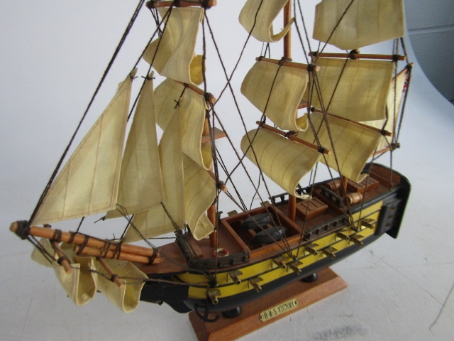 Vintage wooden model sailing ship H.M.S.Victory - Bild 3 aus 3