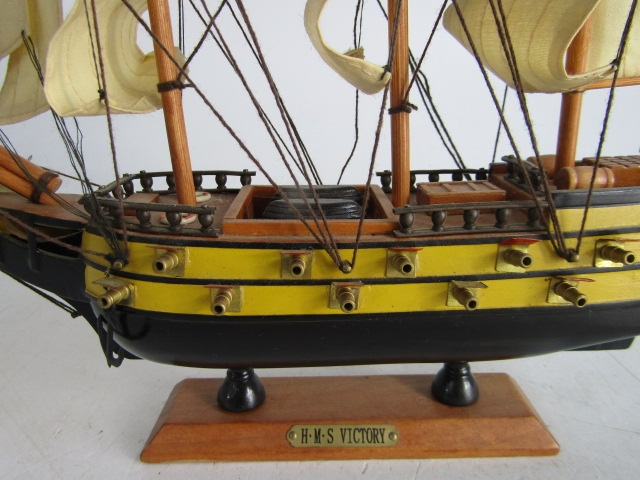 Vintage wooden model sailing ship H.M.S.Victory - Bild 2 aus 3