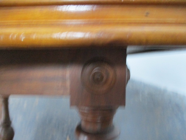 Victorian veneered side table - Image 4 of 4