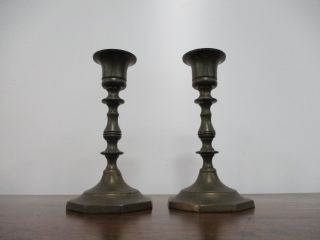 Pair of early 20th century brass candle sticks. H13 x W7cms - Bild 3 aus 4