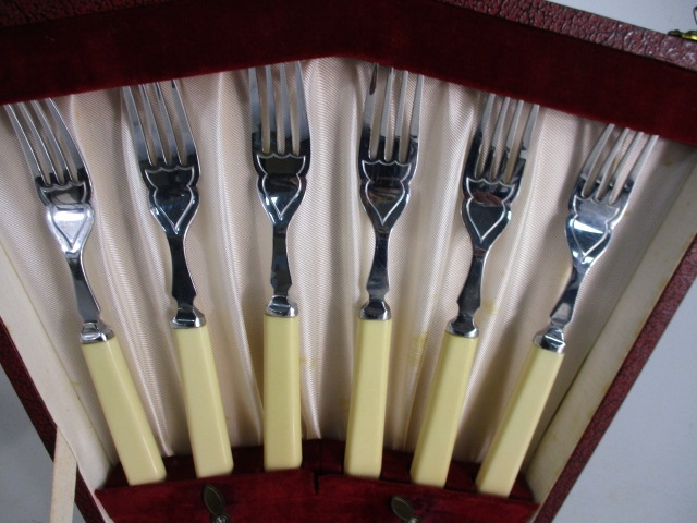Vintage set Sheffield fish knives and forks in case. - Image 3 of 4