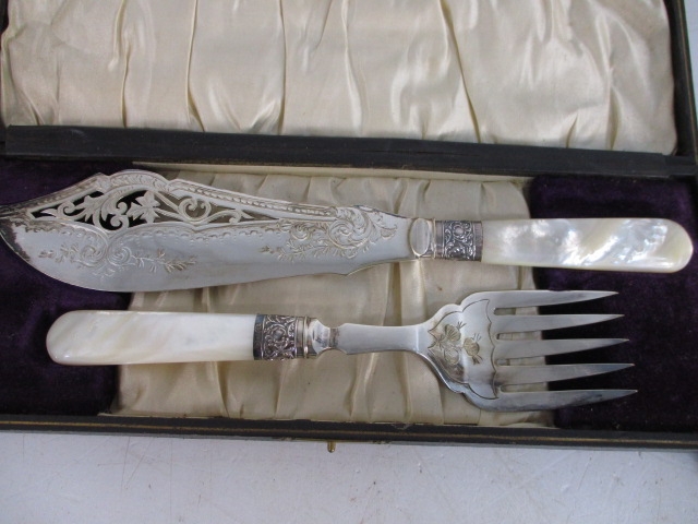 Pair of vintage cased fish server sets, one has mother of pearl handles. - Image 2 of 3