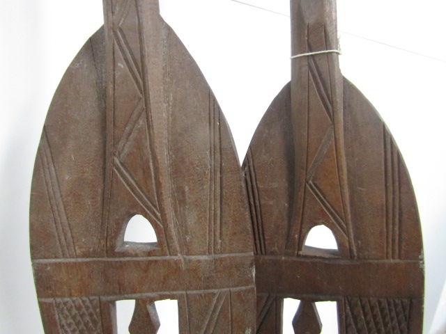 Pair of vintage carved wooden African crocodile spears. Tourist pieces .131cm high - Image 4 of 4