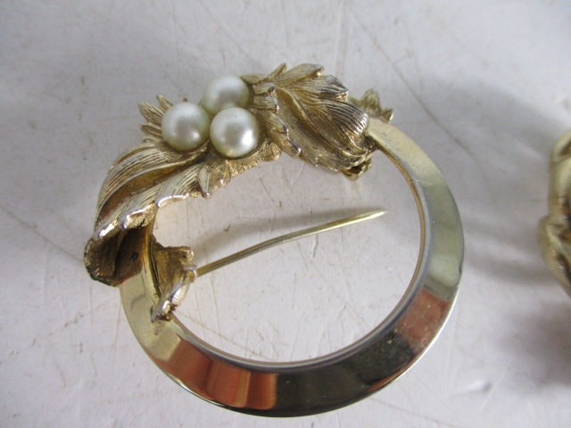 Vintage pair of sarah Cov brooches. - Image 2 of 5