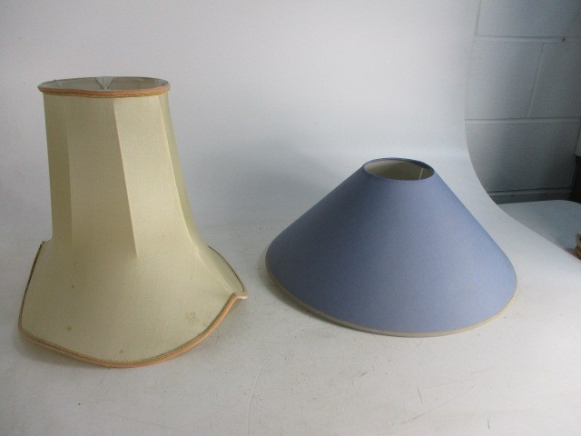 Pair of vintage ceramic table lamps, with shades. H42 x W24. - Image 5 of 7