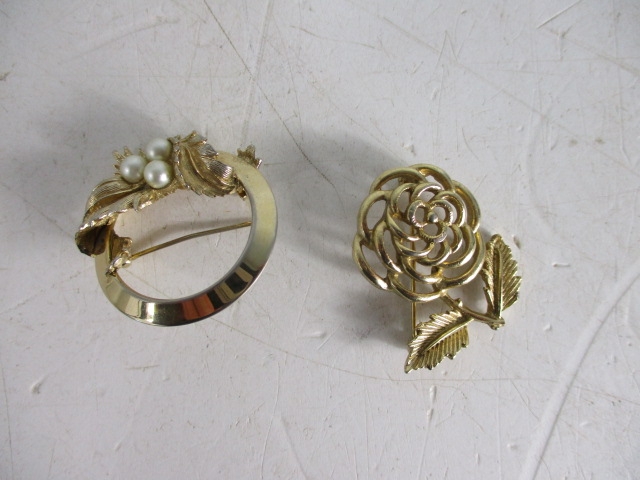 Vintage pair of sarah Cov brooches.