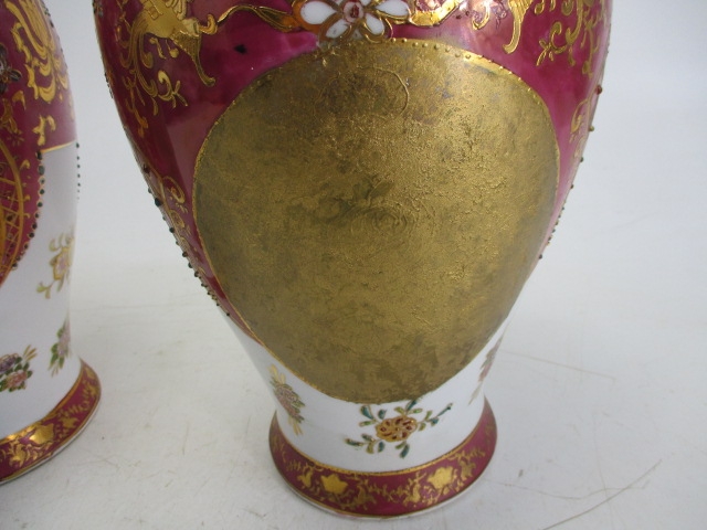 Large pair of decorative Gold/pink detailed lidded urns/vases. - Image 5 of 5