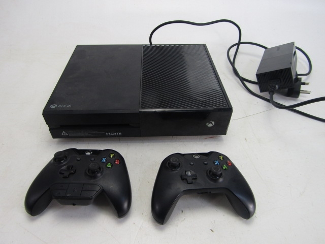 Vintage X-Box with controllers