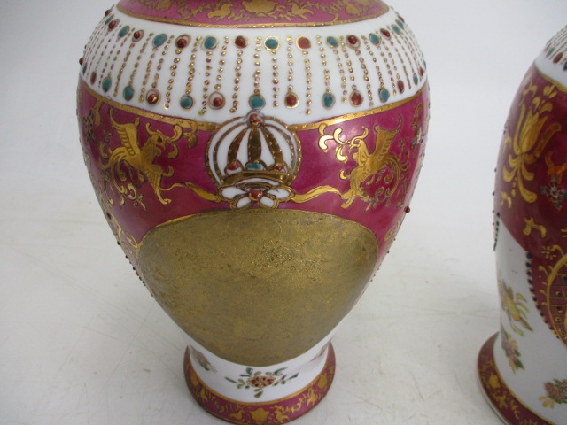 Large pair of decorative Gold/pink detailed lidded urns/vases. - Image 2 of 5