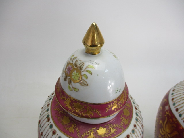 Large pair of decorative Gold/pink detailed lidded urns/vases. - Image 3 of 5