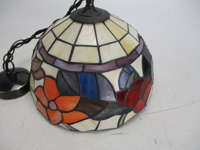 Tiffany style stained glass detail lamp shade with ceiling light fitting. - Image 3 of 3