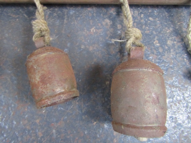 Collection of 4 vintage cow bells on a wooden harness - Image 2 of 3