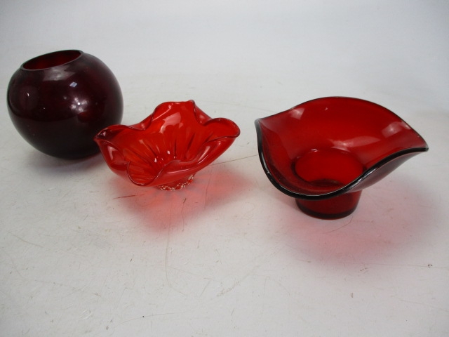 Mix lot of Ruby glass to include vases, bowls etc - Image 3 of 3