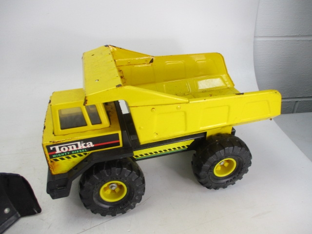 Vintage large pair of mighty Tonka, Tipper 16 1/2 x 10 inch and Bulldozer 17 x 10 inch. - Image 3 of 4