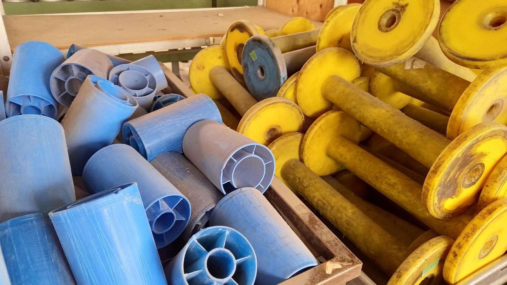 2 Tubs of textile machine plastic tubes and reels - Image 2 of 2