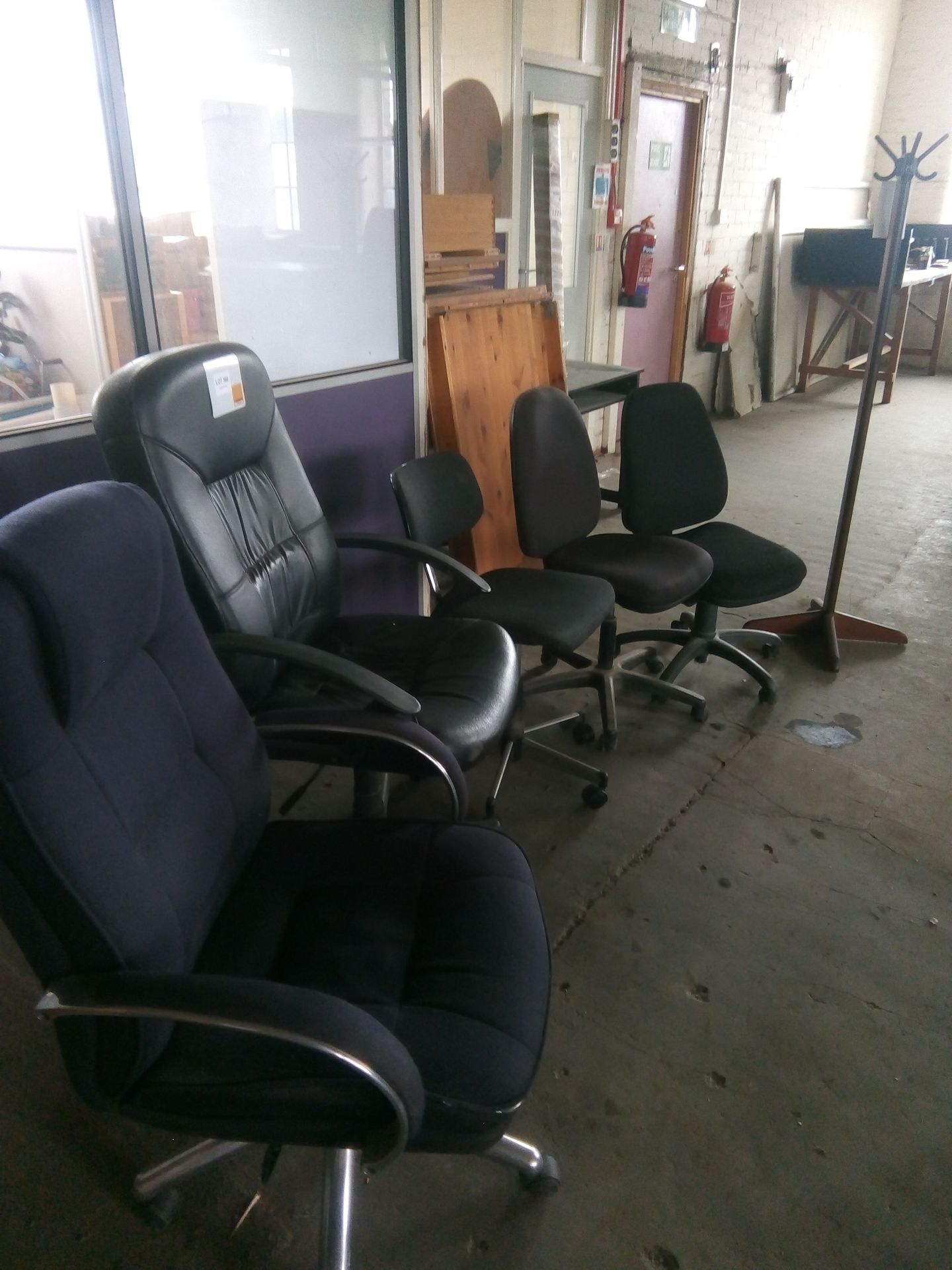 5 office chairs and coat stand