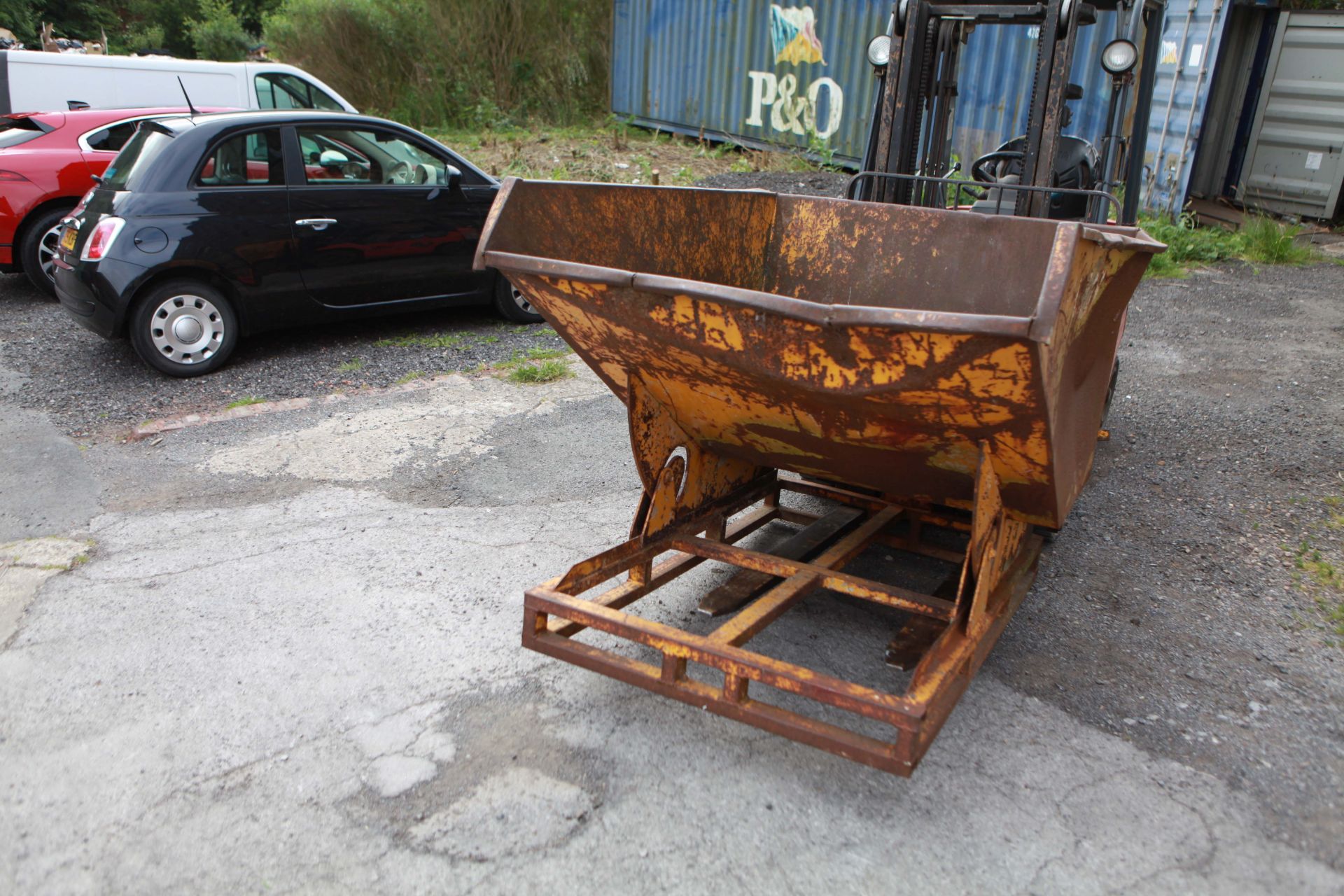 Fork truck mounted tipping skip - Image 2 of 2