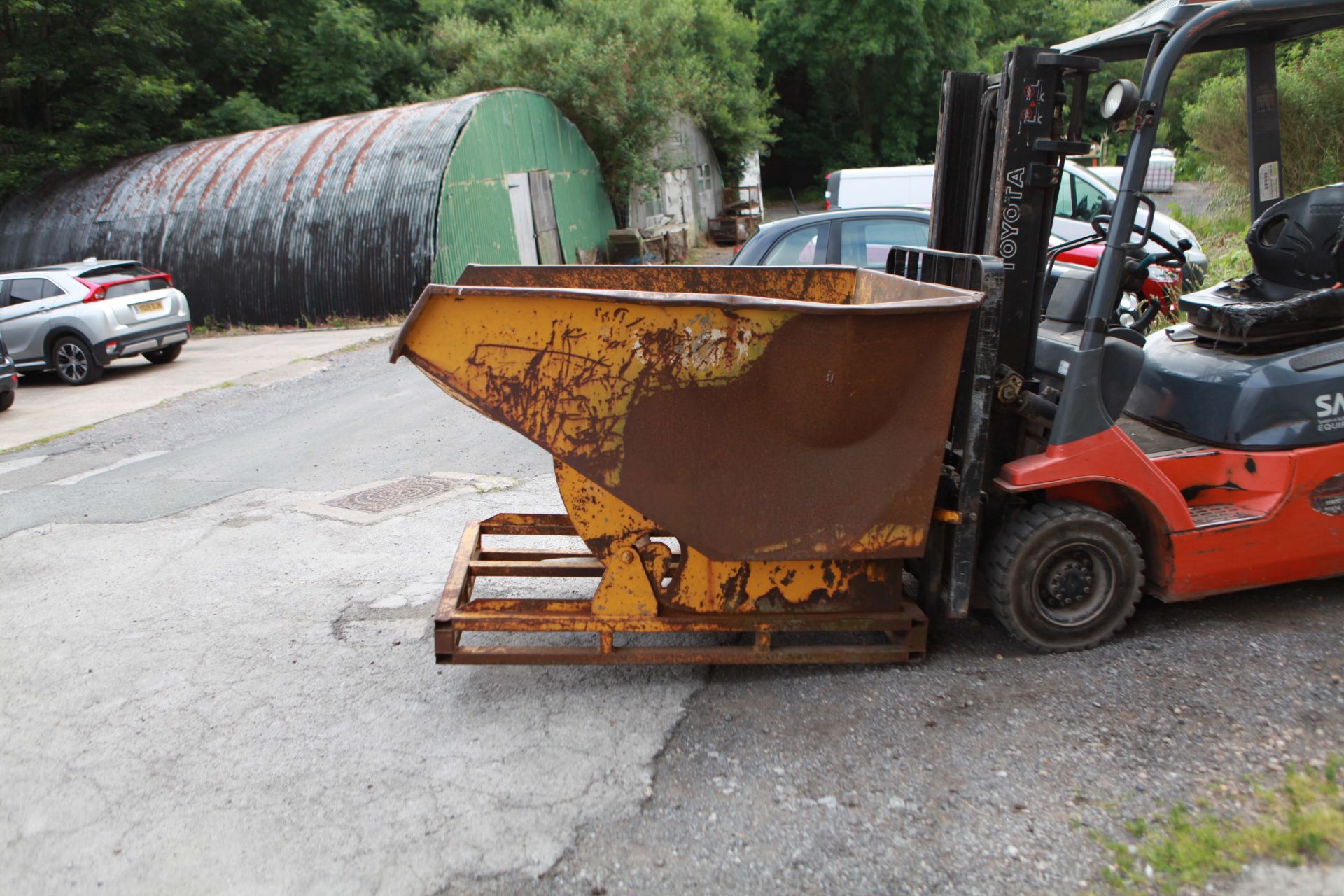 Fork truck mounted tipping skip