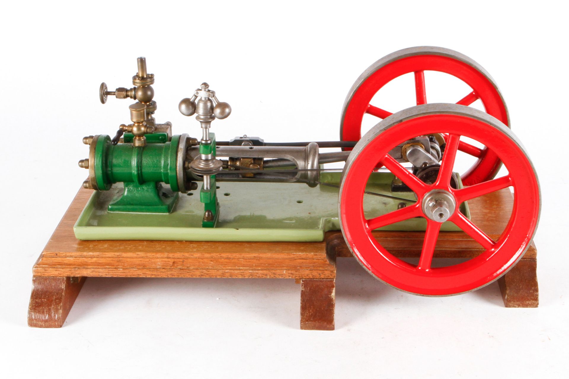 Maschinenteil, Guss, auf Holzsockel, mit feststehendem Zylinder, 2 gr. Schwungrädern (D 16) und