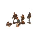 5 Lineol Soldaten mit Munition, Feldtelefon, Pistole und Verwundeter auf Baumstumpf, H 7,5, Z 2