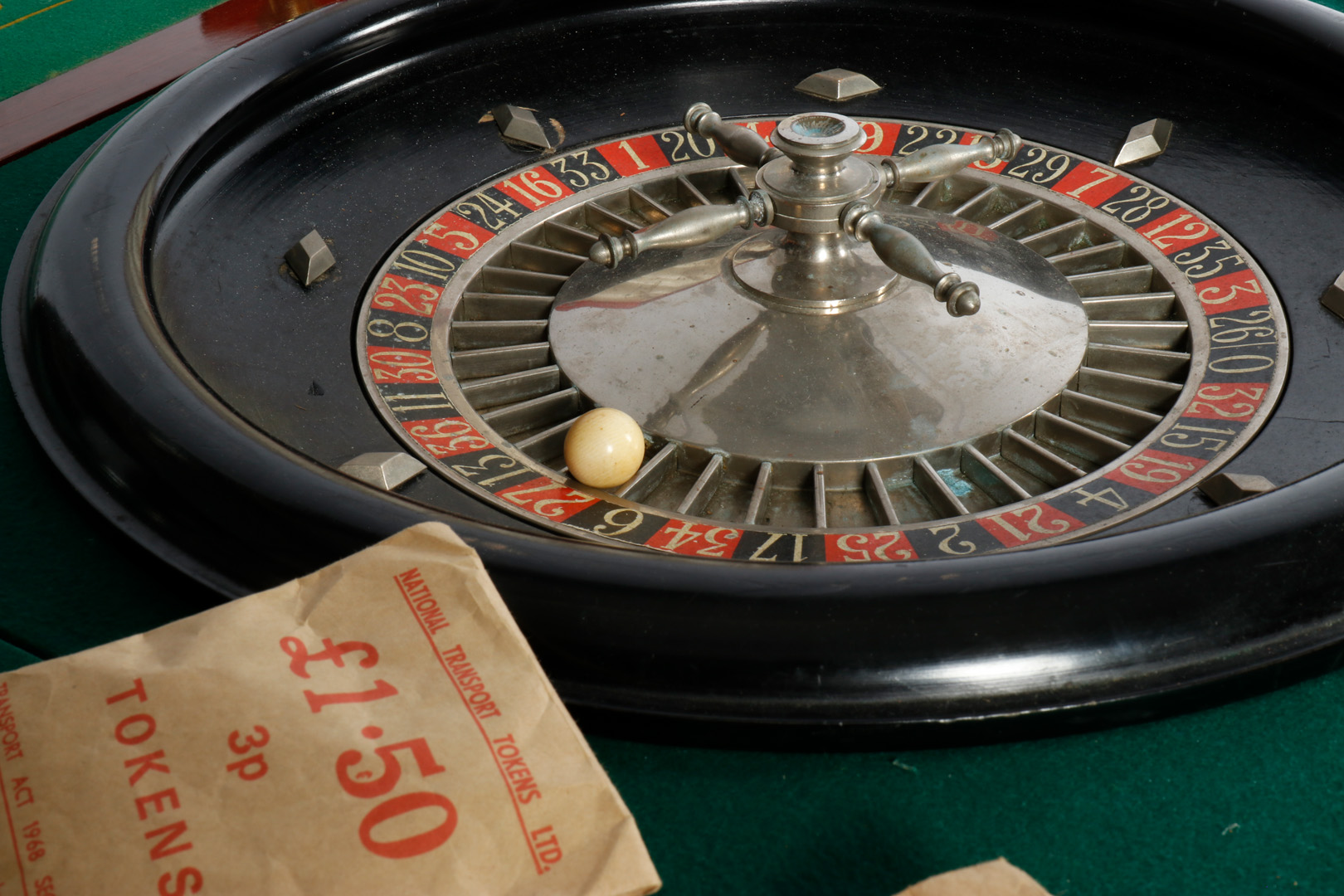Großer Mahagoni-Spieltisch, aufklappbar, für Roulette-Spiel, grün befilzt, mit Drehteller, Kugel, - Image 4 of 7