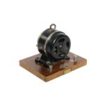 Bing Dynamo/Elektromotor, 2-4 Volt, uralt, Guss, auf Holz-Sockel, L 11, Z 2