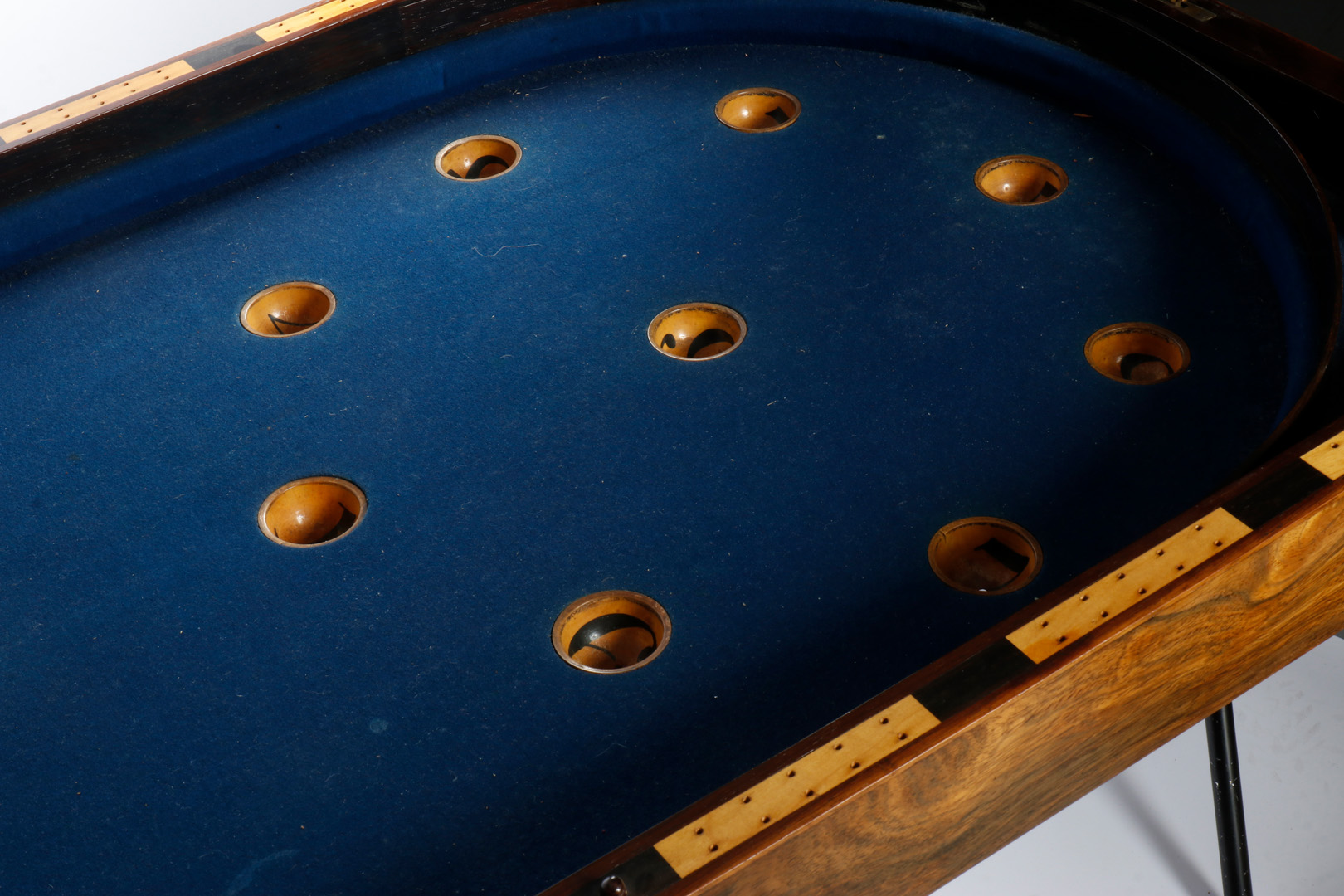 Schiebespiel Shuffle Board, eingebaut in Mahagoni-Holztisch, aufklappbar, mit blauem Filz bezogen, - Image 4 of 4