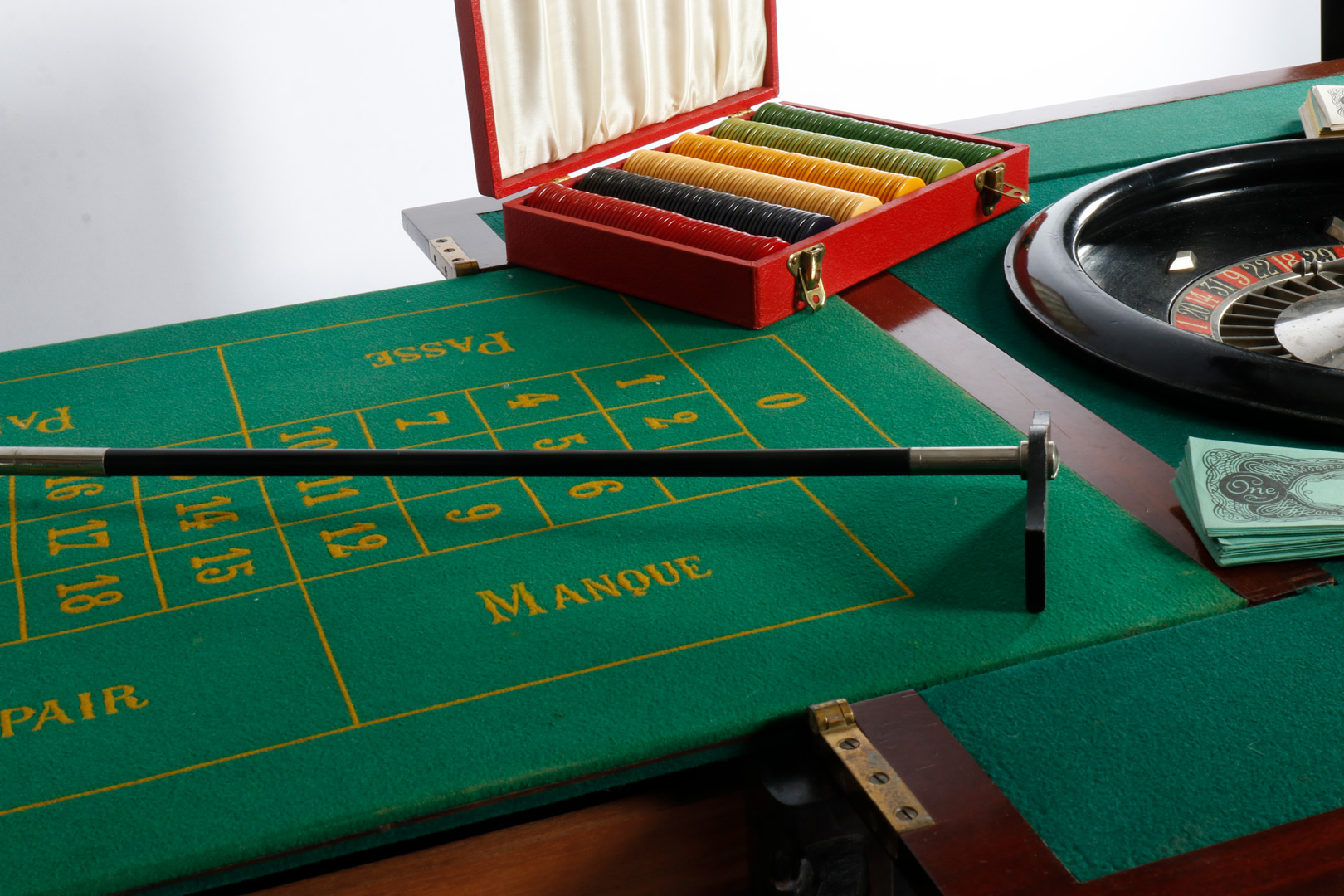 Großer Mahagoni-Spieltisch, aufklappbar, für Roulette-Spiel, grün befilzt, mit Drehteller, Kugel, - Image 6 of 7