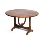 Runder klappbarer Tisch, auf Holzfuß, 19. Jahhundert, mit geprägter Lederplatte, Muster tw