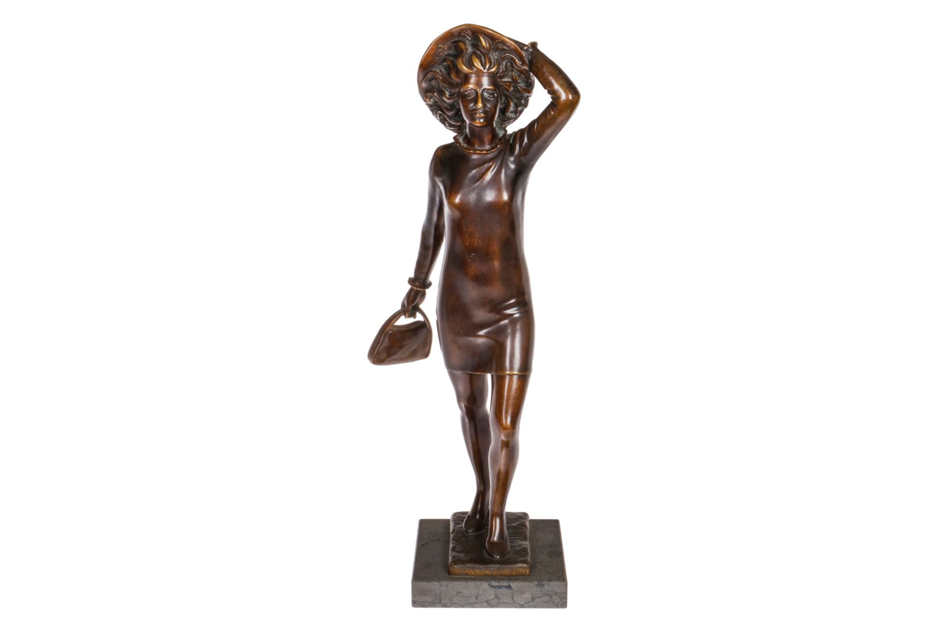 Bronzefigur Mädchen mit Hut und Handtasche im Wind, 30er Jahre, patiniert, auf Marmorsockel,