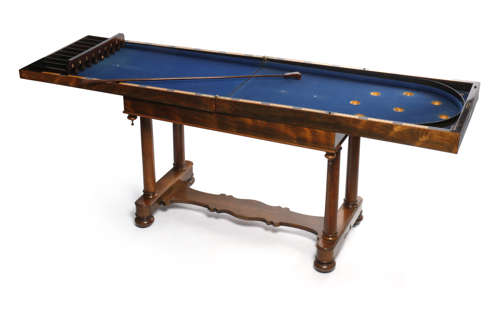 Schiebespiel Shuffle Board, eingebaut in Mahagoni-Holztisch, aufklappbar, mit blauem Filz bezogen,