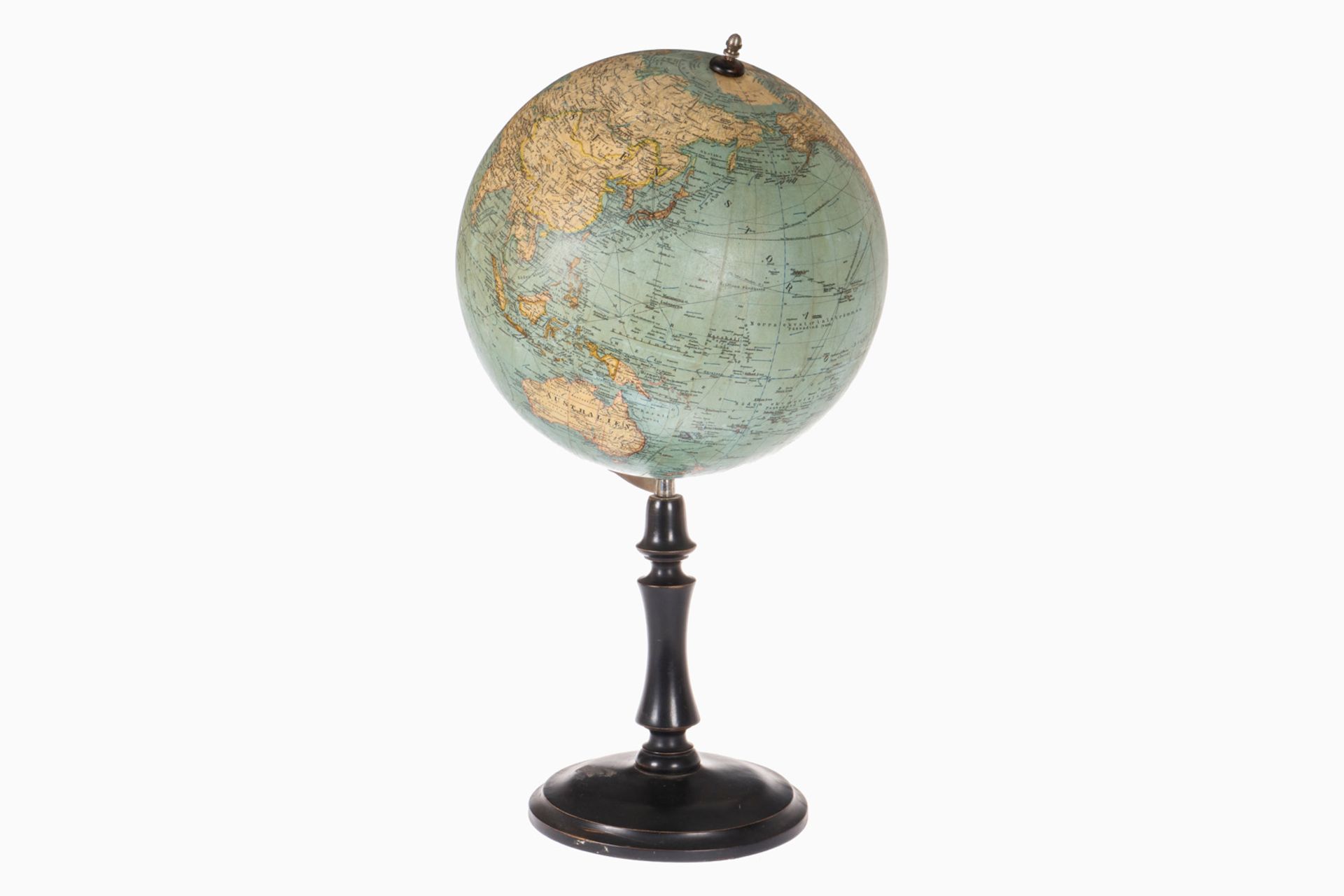 Globus auf gedrechseltem Holzfuß ”Jordglob Diametern: 32 cm Nybearbetad av D:r H. Fischer,
