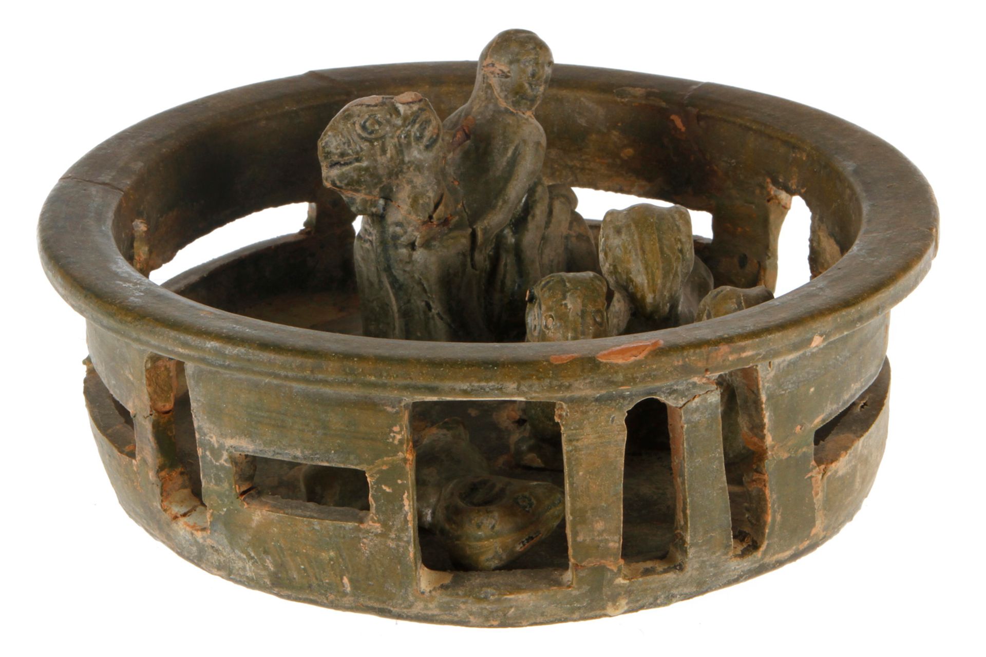 Widderpferch, China, Han-Dynastie (?), Terrakotta, olivgrüne Glasur, Durchmesser 23 cm, teilw.
