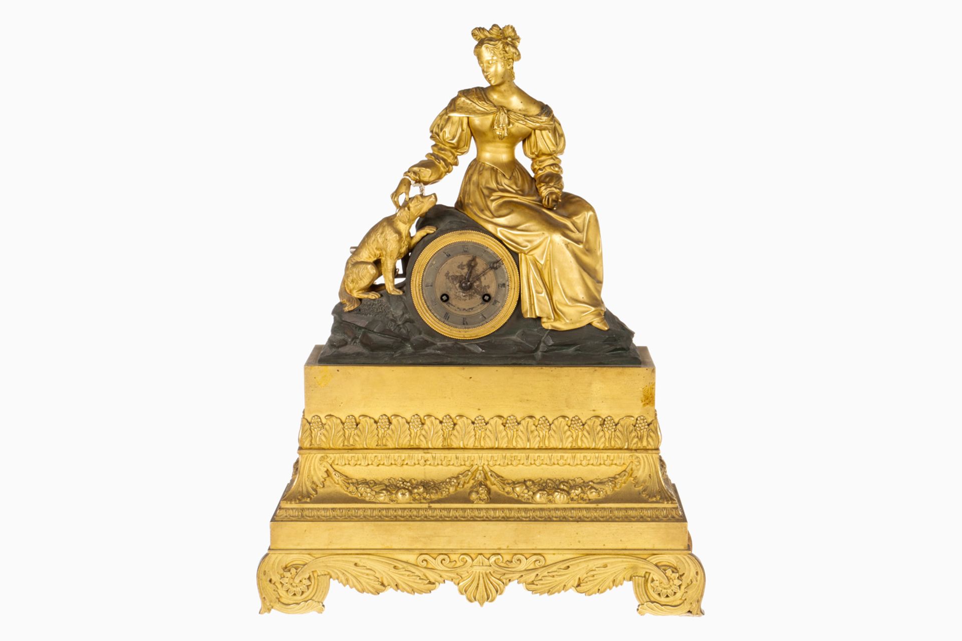 Kaminuhr Bronze, 19. Jh, mit Geh- und Schlagwerk, auf Glocke, Fadenaufhängung, versilbertes