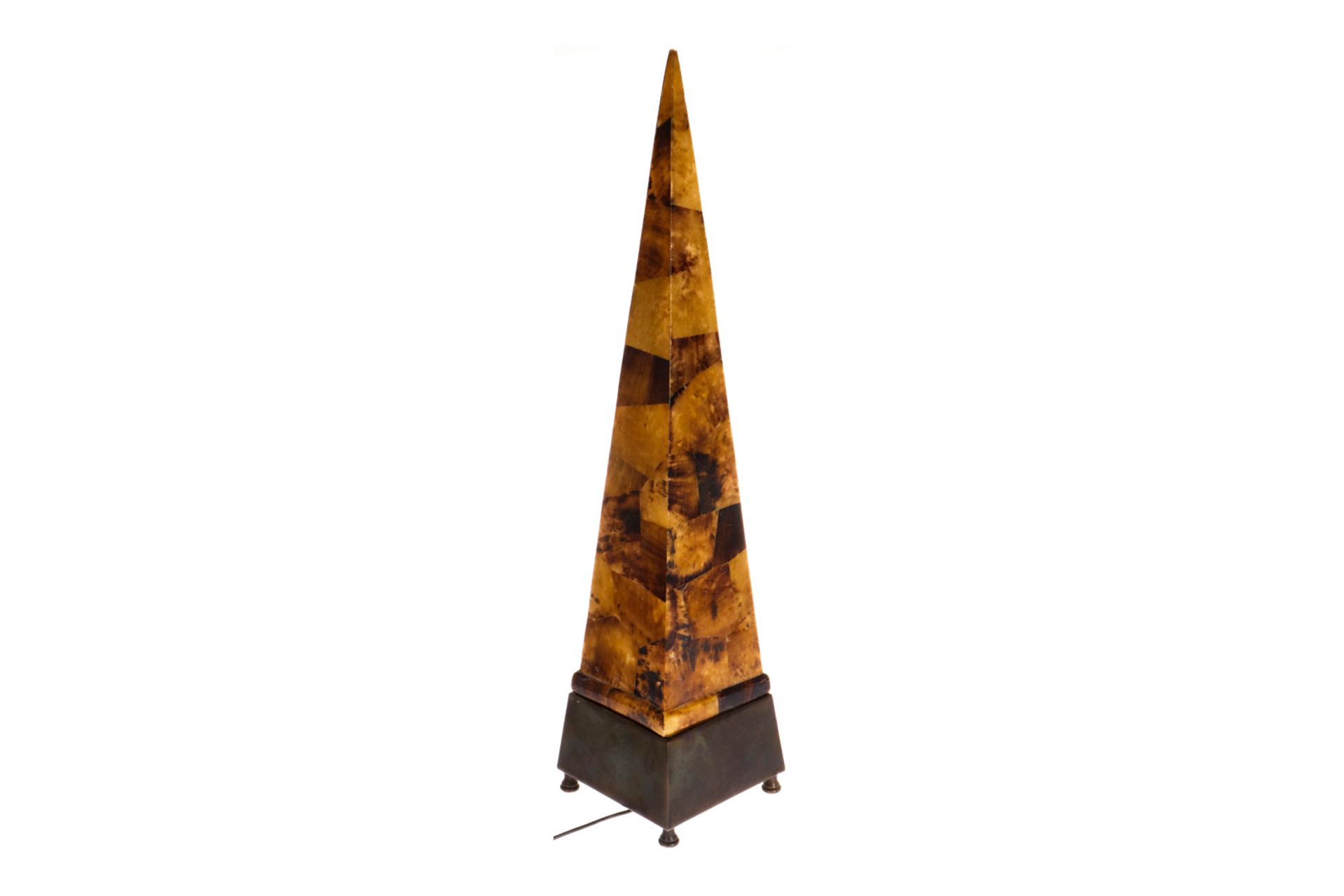 Designtischlampe Schildpatt-Obelisk, auf Messingsockel, H 67