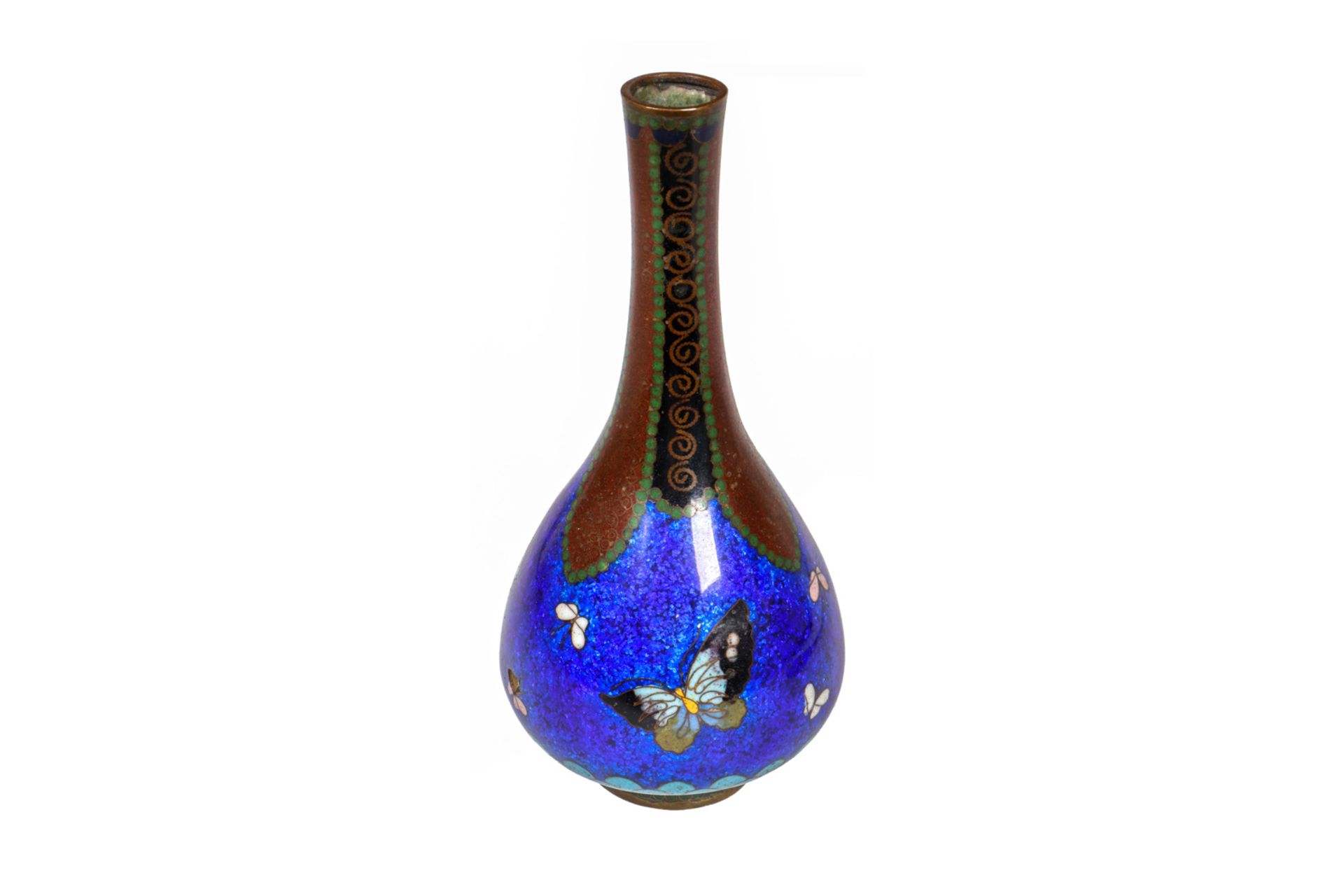 Japanische Cloisonné-Vase, kobaltblau, mit Schmetterlingsmotiv, an der Wandung 2 abgeplatzte Stellen