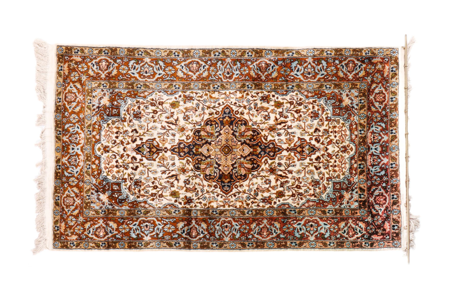 Kleiner Seidenteppich mit Medaillon, Handgeknüpft, 91 x 130
