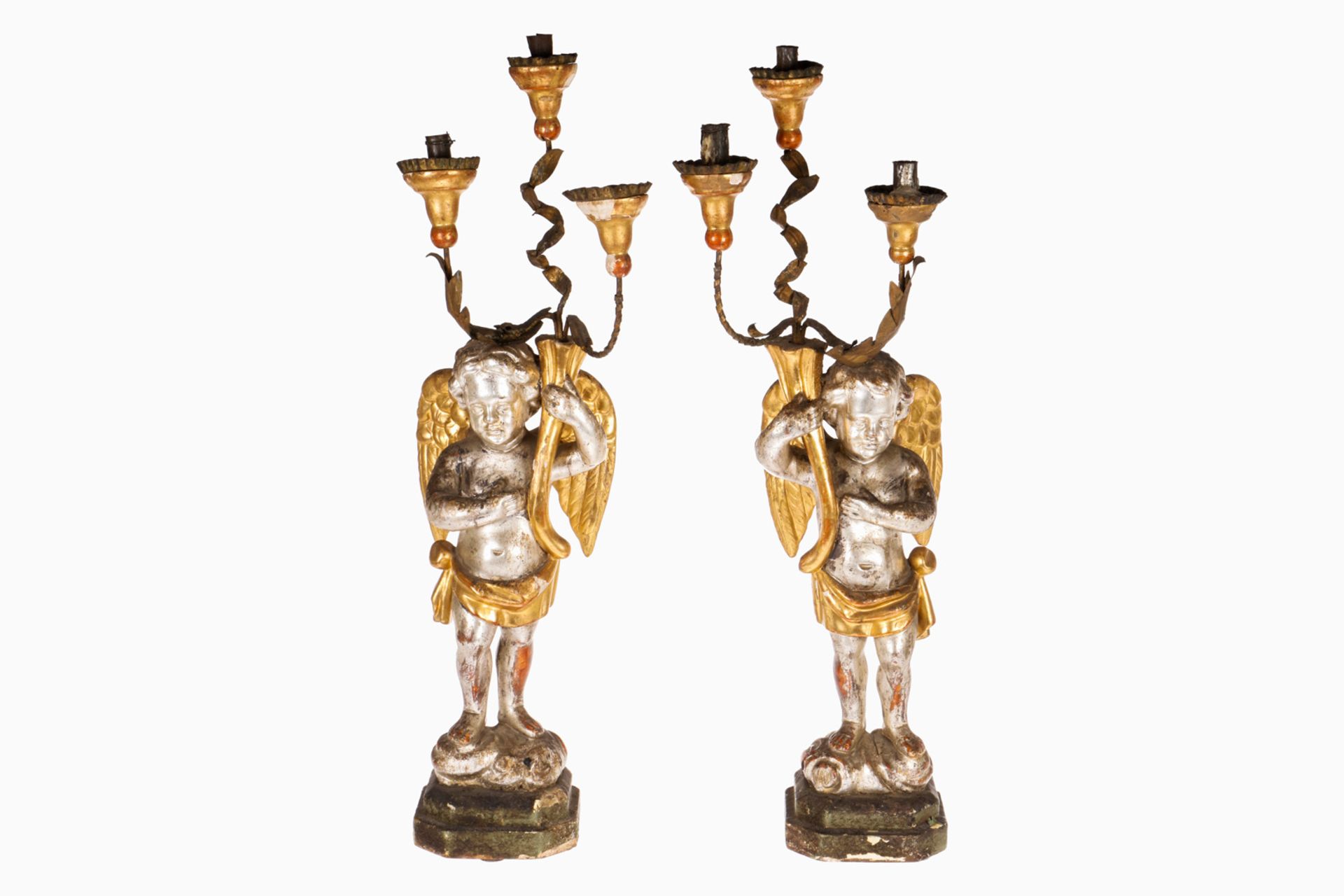 Paar 3-flammige Leuchter, mit aus Holz geschnitzten Putten, 19. Jh., mit Blattgold und Blattsilber