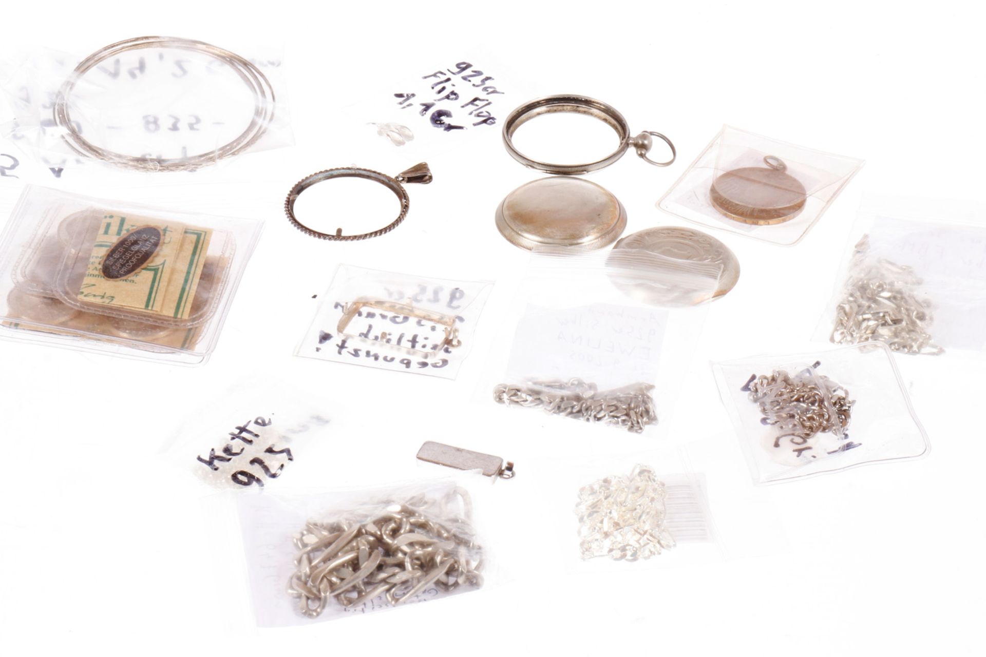 Konv. Silberschrott, Anhänger, versch. Münzen, Uhrendeckel, Schmuckfassungen, Armreifen, Arm- und