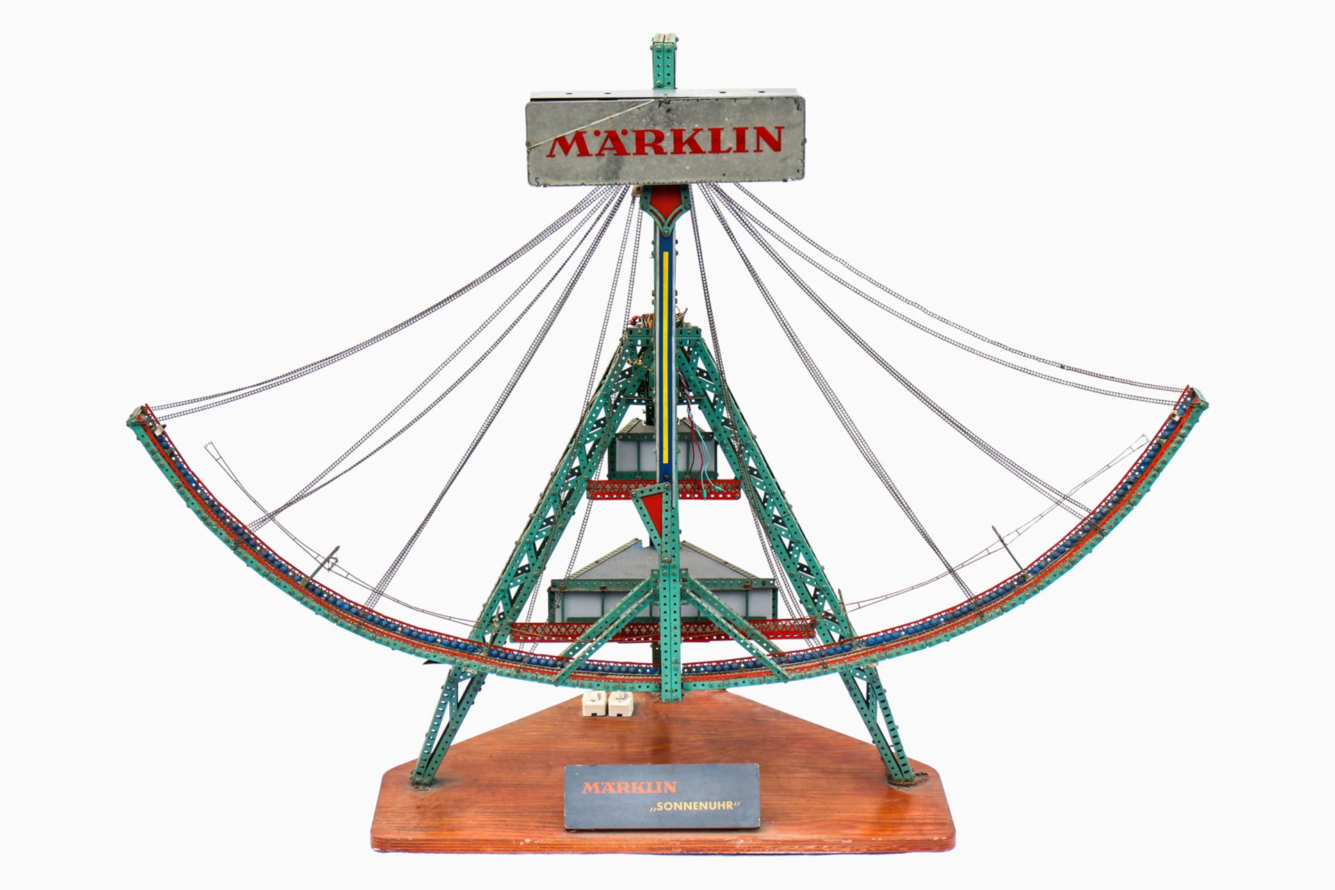 Märklin Schaufenstermodell ”Sonnenuhr”, aus Märklin Baukastenteilen, mit Märklin Spur H0