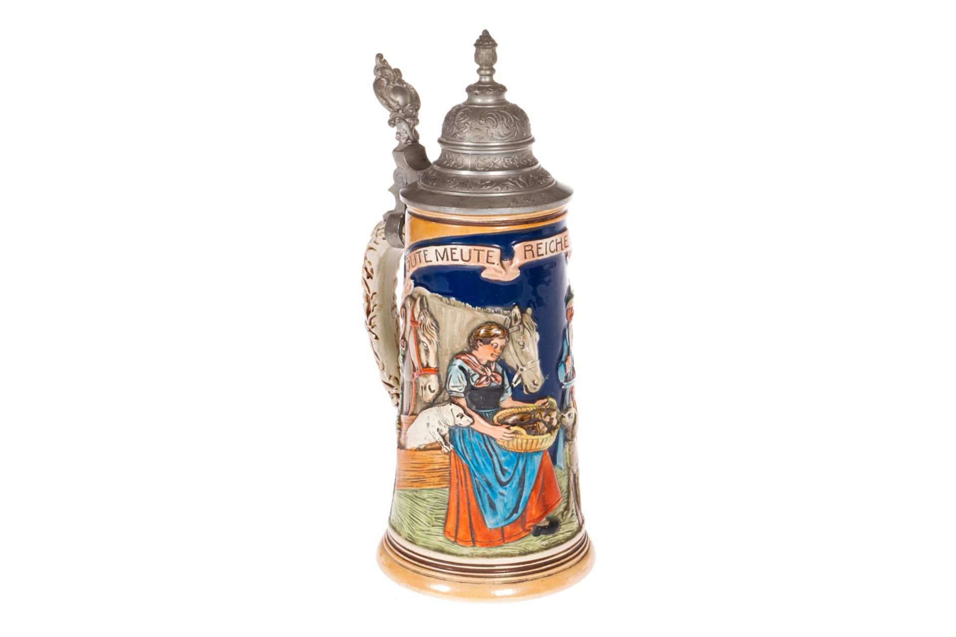 Keramik Bierkrug mit Zinndeckel, um 1900, mit Jägern und Welpenmotiv und Aufschrift ”Gute Meute,
