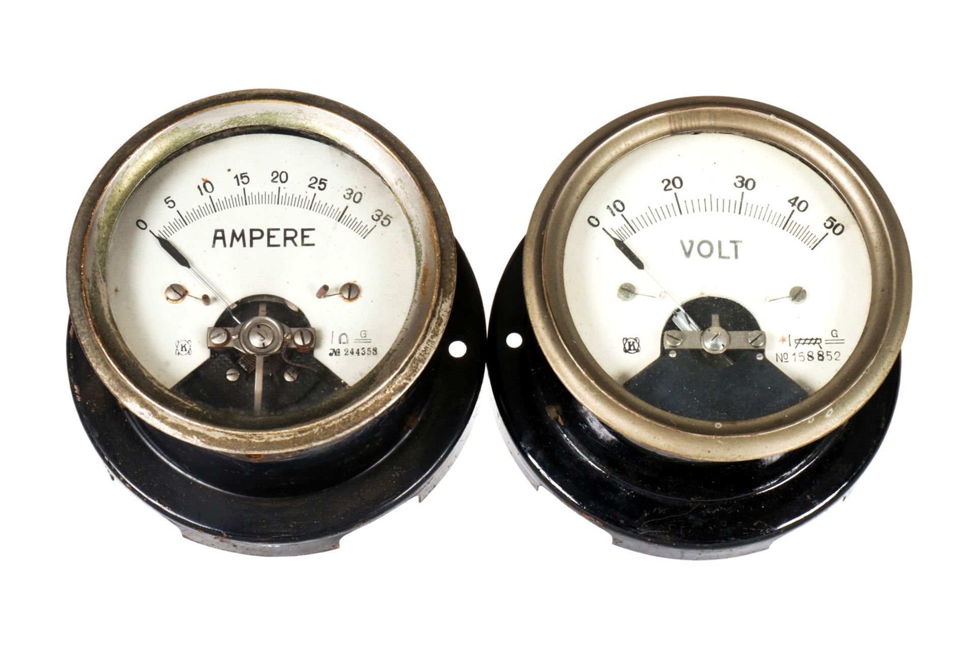 1 Ampere- und 1 Voltmeter ”K Nr. 244358 und 158852”, uralt, Blechgehäuse, D 11,5