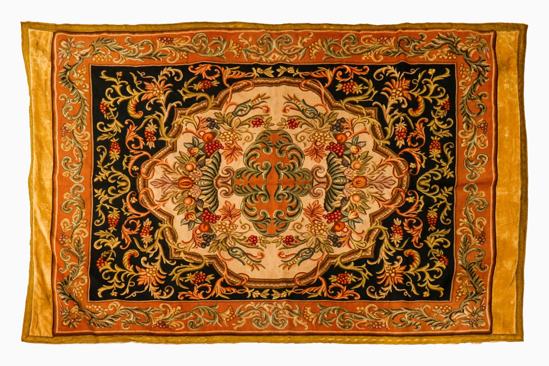 Gobelindecke mit Mittelmedaillon, mit Ranken, Früchten und Weintrauben, um 1900, 155 x 210,