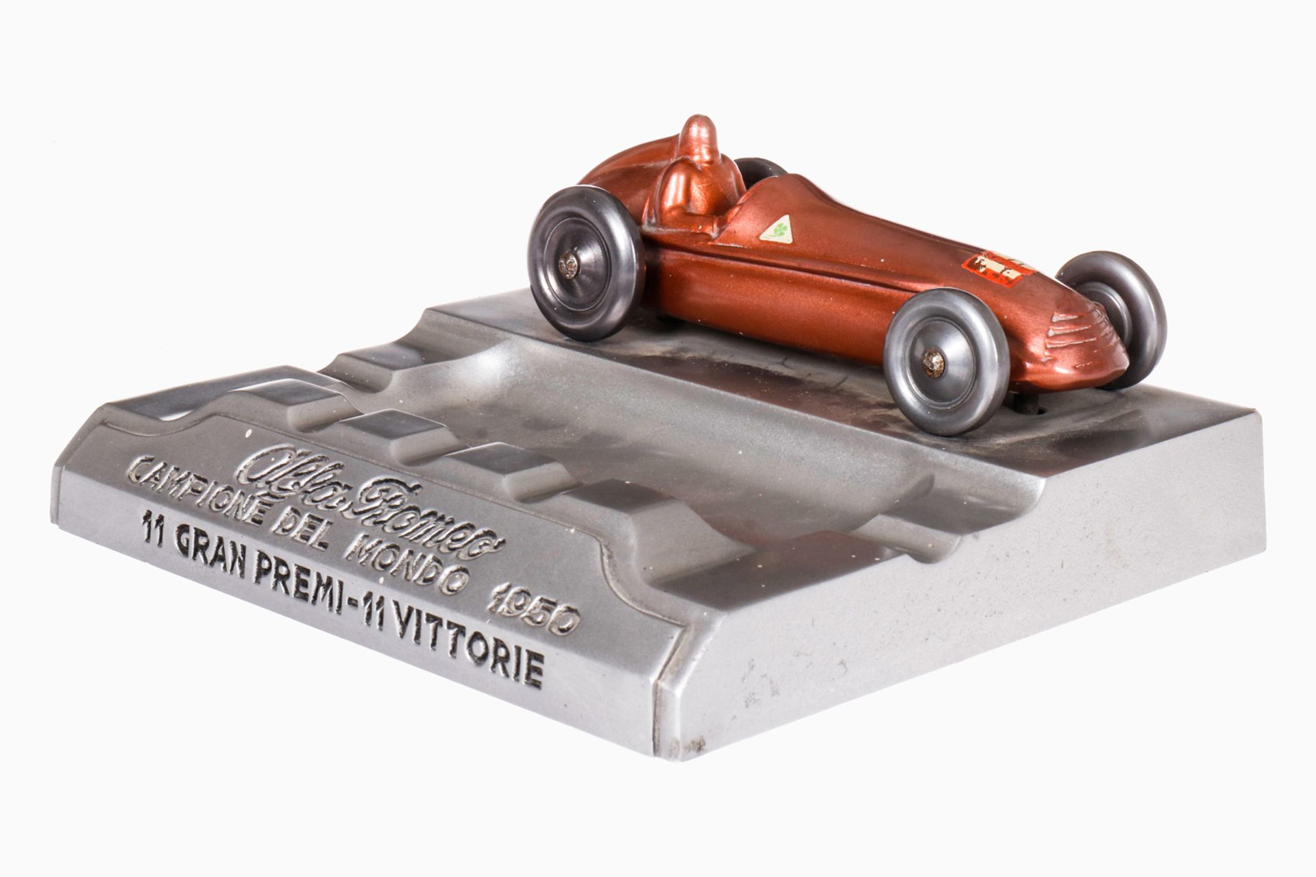 Siegerpreis Aschenbecher mit Alfa Romeo Rennwagen, Guss, ”Alfa Romeo Campione del Mondo 1950, 11