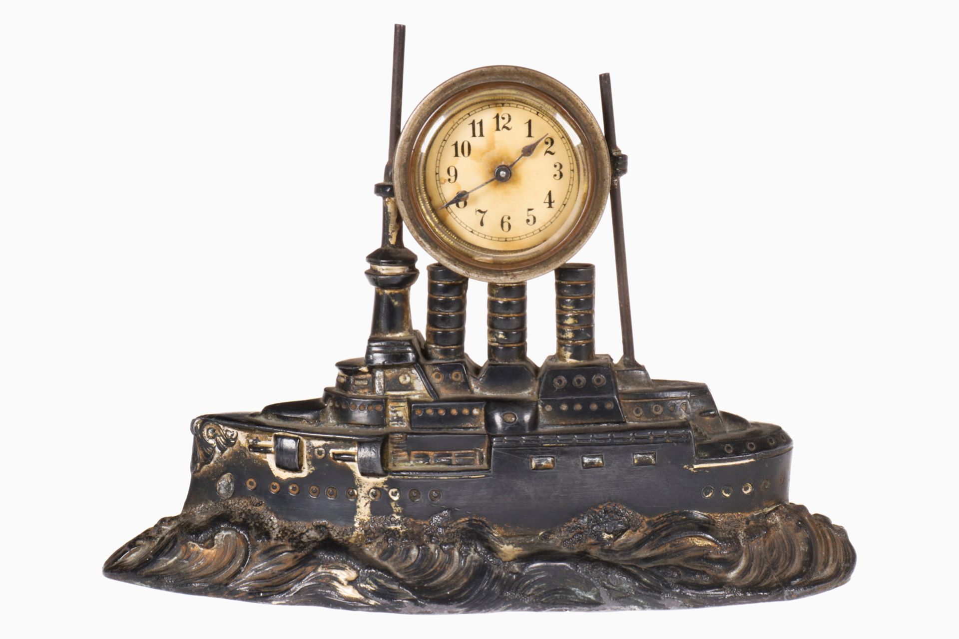 Kleine Tischuhr, Kriegsschiff mit Uhr, 20er Jahre, Guss, ursprüngl. versilbert, Uhrwerk zäh, L 23,