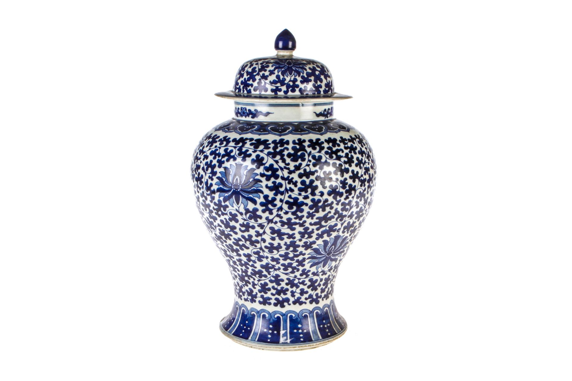 Große Deckelvase, China, balusterförmig, blaue Malerei in Unterglasur, Deckelknauf geklebt, H 46 cm