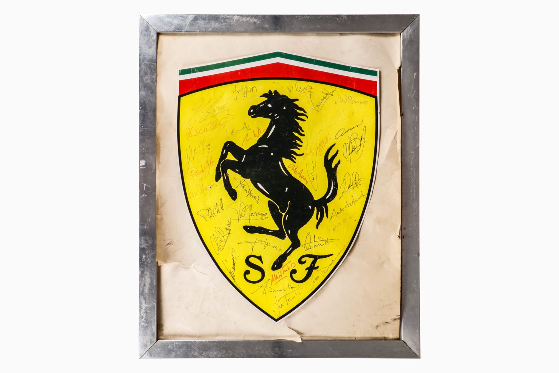 Ferrari Papieremblem mit 31 Prominenten Autogrammen aus Ferrari Rennstall u.a. Signatur von Phil